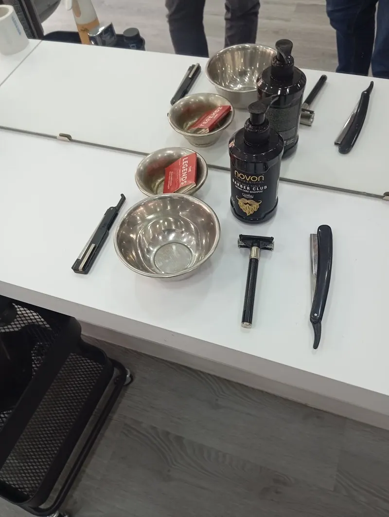Navajas, brochas y cuencos para el afeitado tradicional en la barbería de Bermejales
