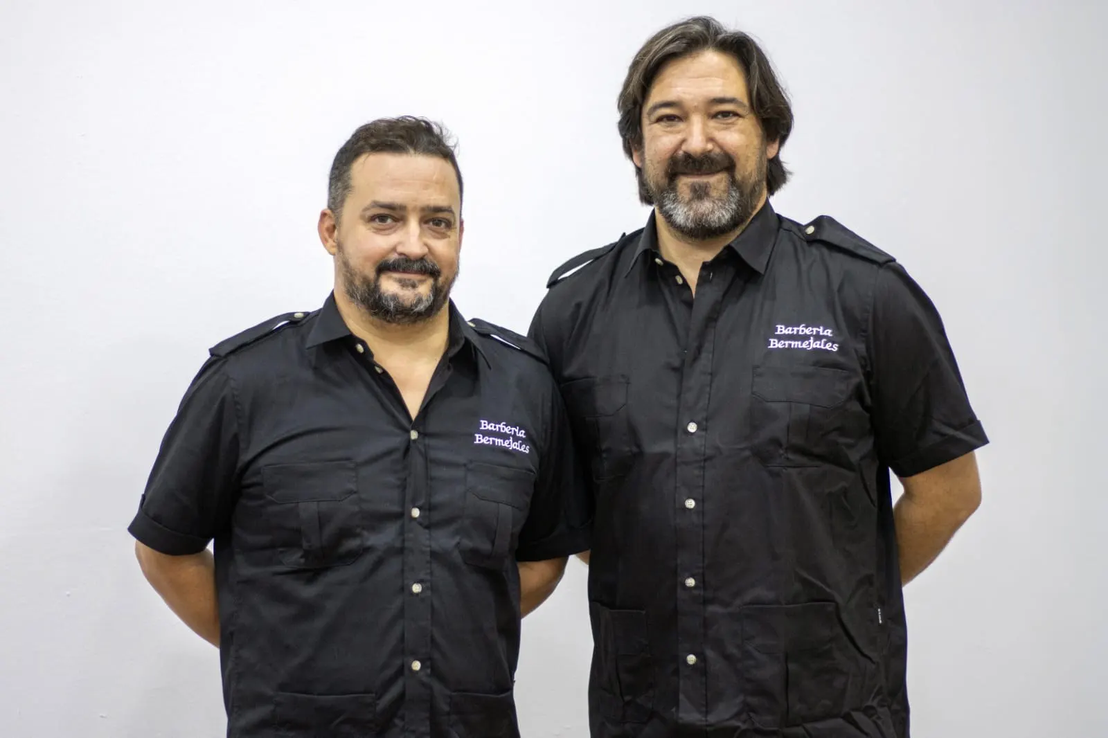 Juanjo y Pedro, barberos de Barbería Bermejales, peluquería de caballero en Sevilla
